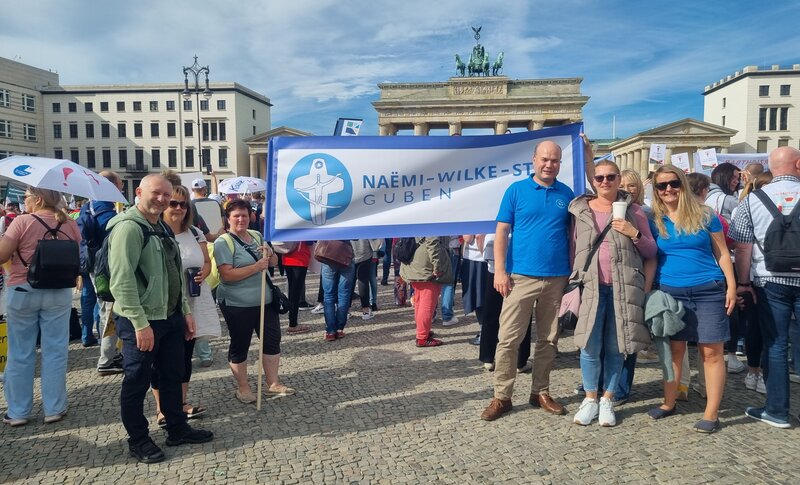 Schöne Kulisse, aber ernstes Anliegen. Mitarbeitende des Naëmi-Wilke-Stifts auf der Demonstration in Berlin. 