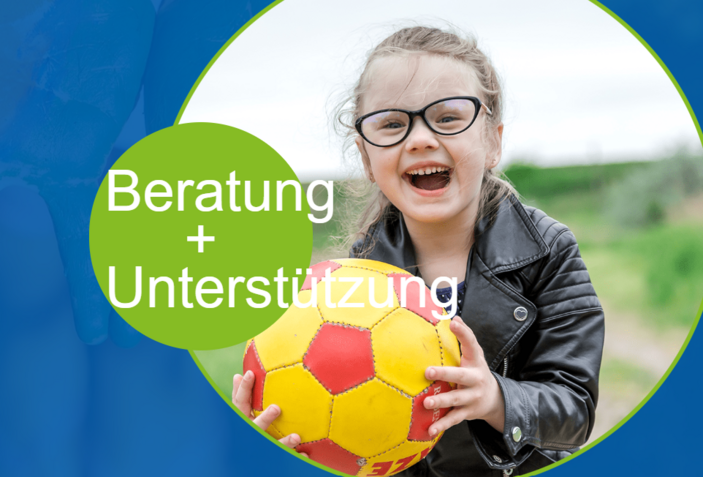 Man sieht ein fröhliches blondes Mädchen mit Ball. Es hat eine Behinderung.