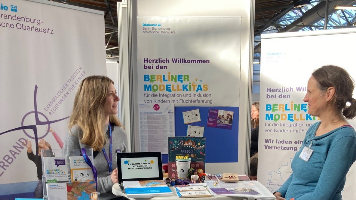 Zwei Mitarbeiterinnen des Diakonischen Werks am Stand des VETK auf dem Berlin-Tag