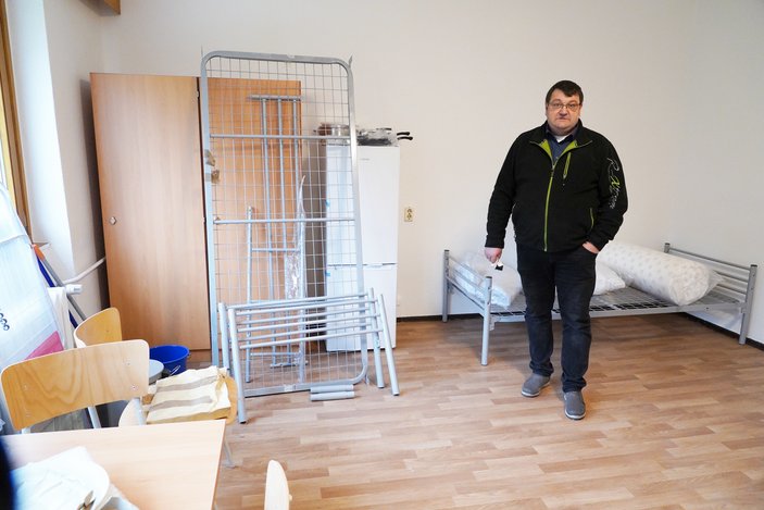 Mario Drechsler leitet seit zehn Jahren die Flüchtlingsunterkünfte, die von der Hoffnungstaler Stiftung Lobetal betreut werden. Hier informiert er bei einem Rundgang über das Konzept der Unterkunft Sydower Feld in Biesenthal. Das Foto stammt aus dem Jahre 2022.