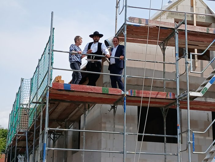Richtfest MILAN Richtspruch eingerüstetes Haus, Zimmermann und Bauherr beim Richtspruch