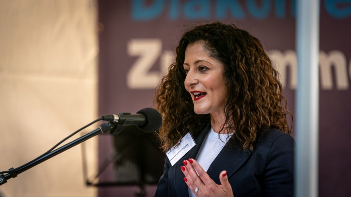 Senatorin Cansel Kiziltepe bei ihrer Rede auf dem Podium.