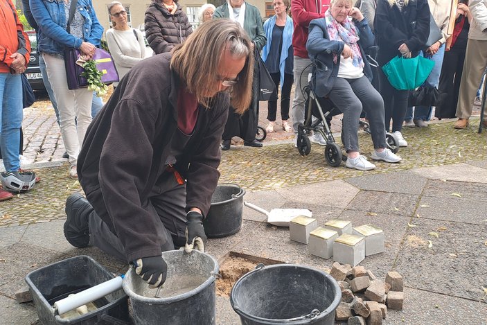 Michael Rohrmann vom Ev. Kirchenkreis Teltow-Zehlendorf übernahm die Verlegung der Stolpersteine im Bürgersteig vor der Diakonie-Zentrale.