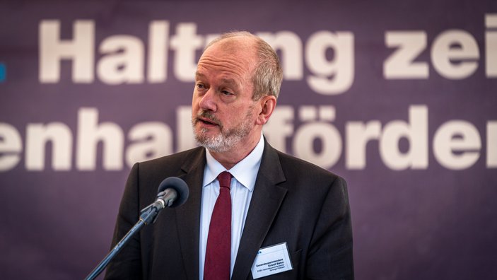 Generalsuperintendent Kristóf Bálint bei seiner Rede auf dem Podium.