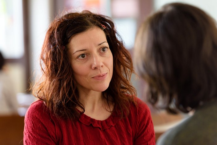 Eine Frau berät einen andere Frau. Sie sitzen einander gegenüber.