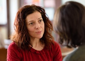 Eine Frau berät einen andere Frau. Sie sitzen einander gegenüber.