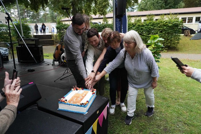 Zur Feier des Tages schnitten Geschäftsführung, Verbundleitung und die Mitarbeiterinnen der ersten Stunde die Torte an.