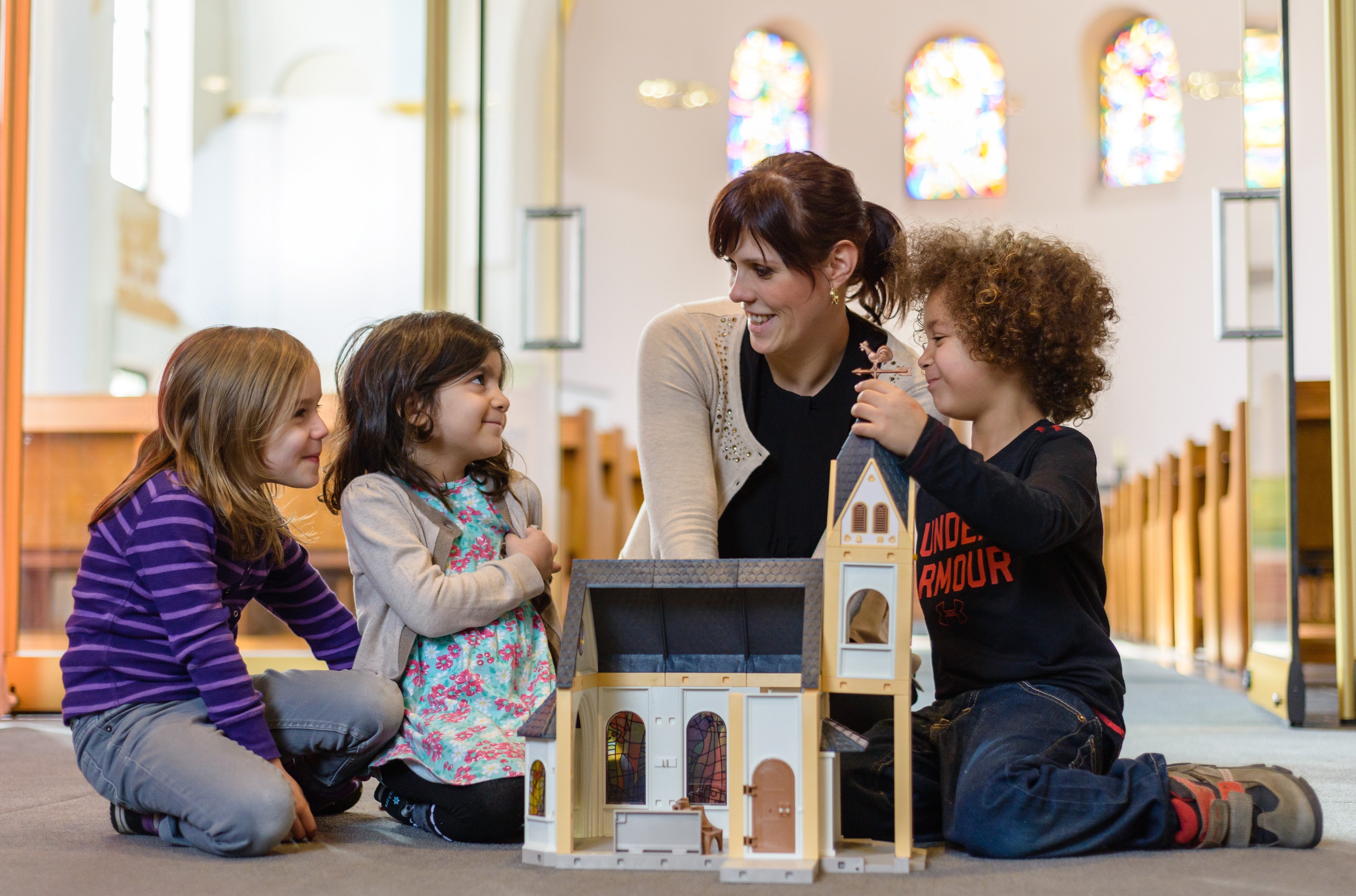 Kinder mit Spielkirche