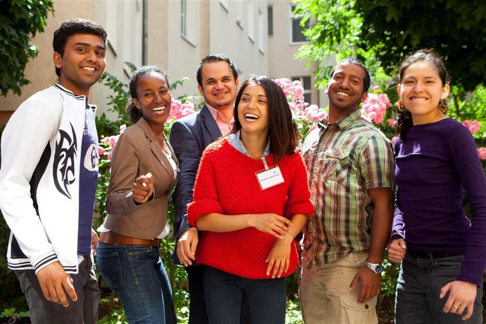 Eine Gruppe von internationalen Student:innen stehen im Sommergarten