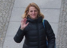 Fort- und Weiterbildung in der Jugendhilfe: Eine Frau winkt in die Kamera