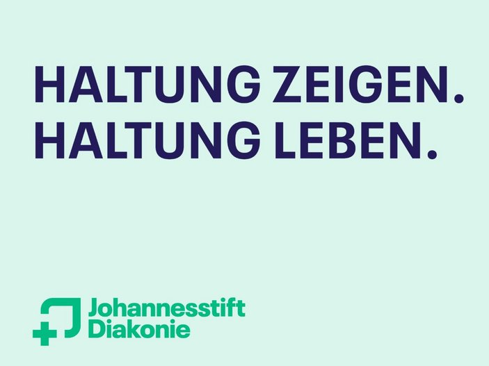 Das Logo der Johannesstift Diakonie und eine Hand, die das koreanische Herz formt. Daneben die Überschrift "Haltung zeigen. Haltung leben.".