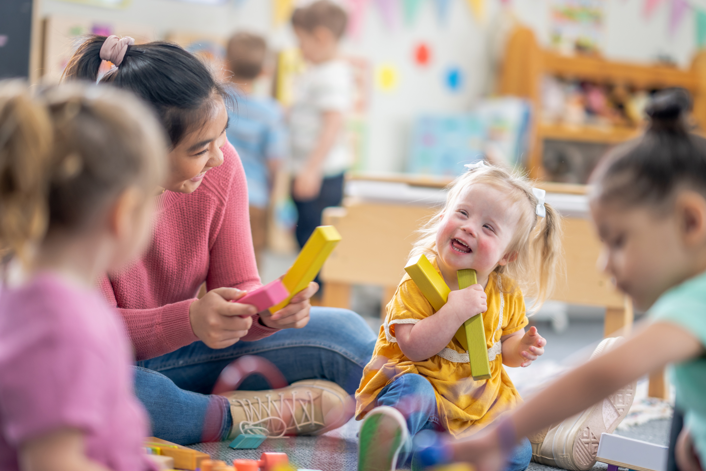 Kinder mit und ohne Behinderung spielen zusammen in der Kita.
