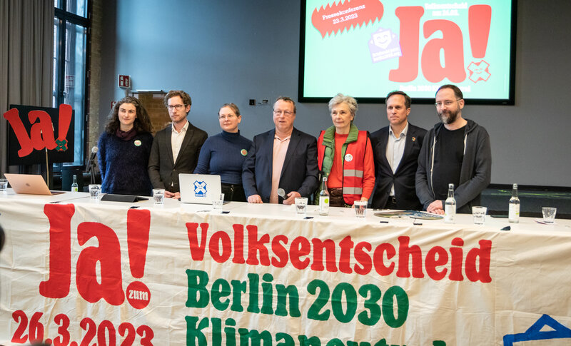 Vertreterinnen der Initiative Klimaneustart Berlin, sowie VertreterInnen aus gesellschaftlich relevanten Gruppen bei der Abschluss-Pressekonferenz zum Volksentscheid