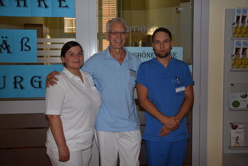 Herzliche Glückwünsche von Hospitantin Olesia Kara und Physician Assistent Alexander Klemm an Dr. Gracz (Mitte).