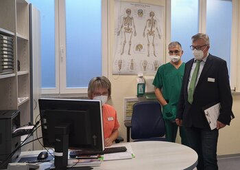Prof. Dr. E. Hartwig überprüfte auch die orthopädische Praxis in Forst. Schwester Mandy sowie Oberarzt und Senior-Hauptoperateur S. Husam gaben gerne Auskunft. 