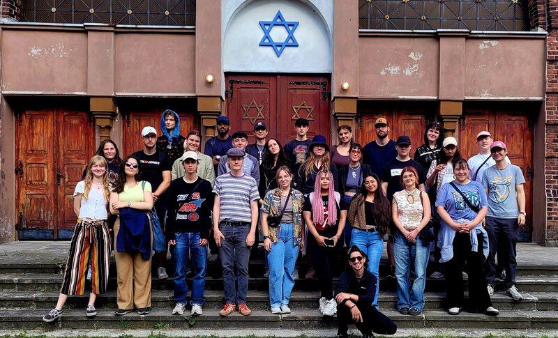 Die Gruppe der Jugendlichen vor der Totenhalle des Jüdischen Friedhofs von Lodz.