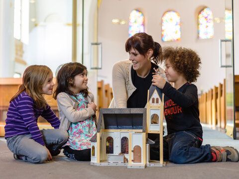 Kinder mit Spielkirche