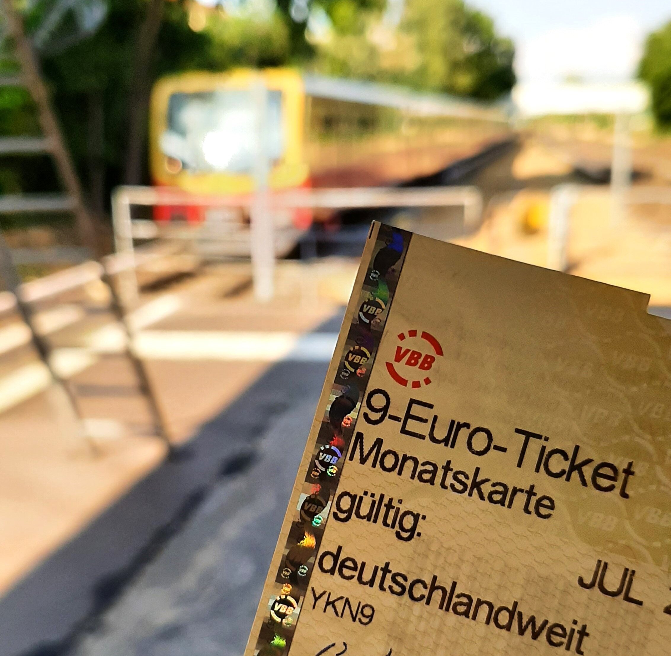 Eine einfahrende S-Bahn und ein 9-Euro-Ticket