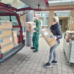 Mandy Frenzel (Leitung der Hauswirtschaft) und André Köhn (Leiter Hol- und Bringedienst) verladen die ersten Spendenpakete