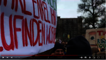 Auf dem Bild sind Demonstranten mit Schildern auf der fridays for future Demo in Berlin 