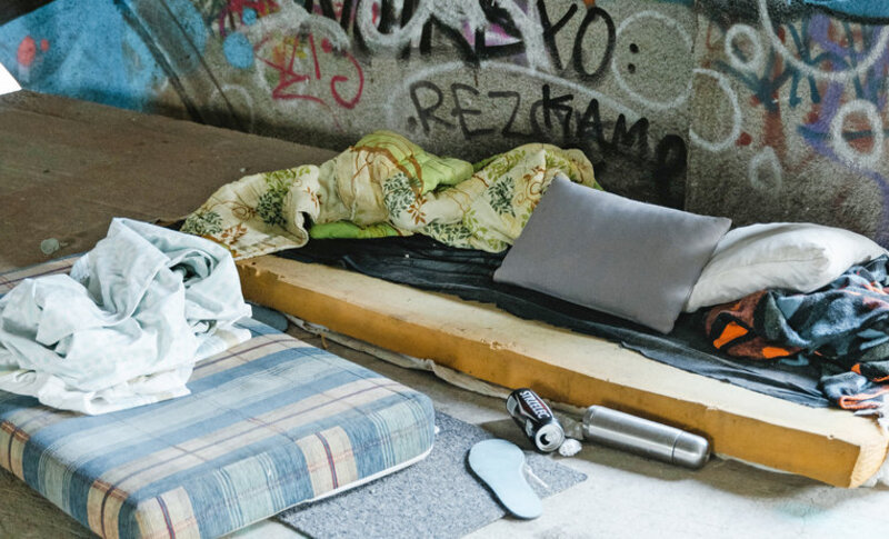 Zwei Matrazen, die augenscheinlich unter einer Brücke liegen. Symboldbild für das Thema Obdachlosigkeit