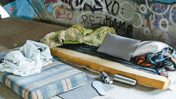Zwei Matrazen, die augenscheinlich unter einer Brücke liegen. Symboldbild für das Thema Obdachlosigkeit