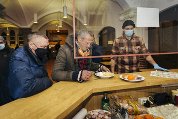 Obdachlose Menschen erhalten in der Taborkirche eine warme Mahlzeit.